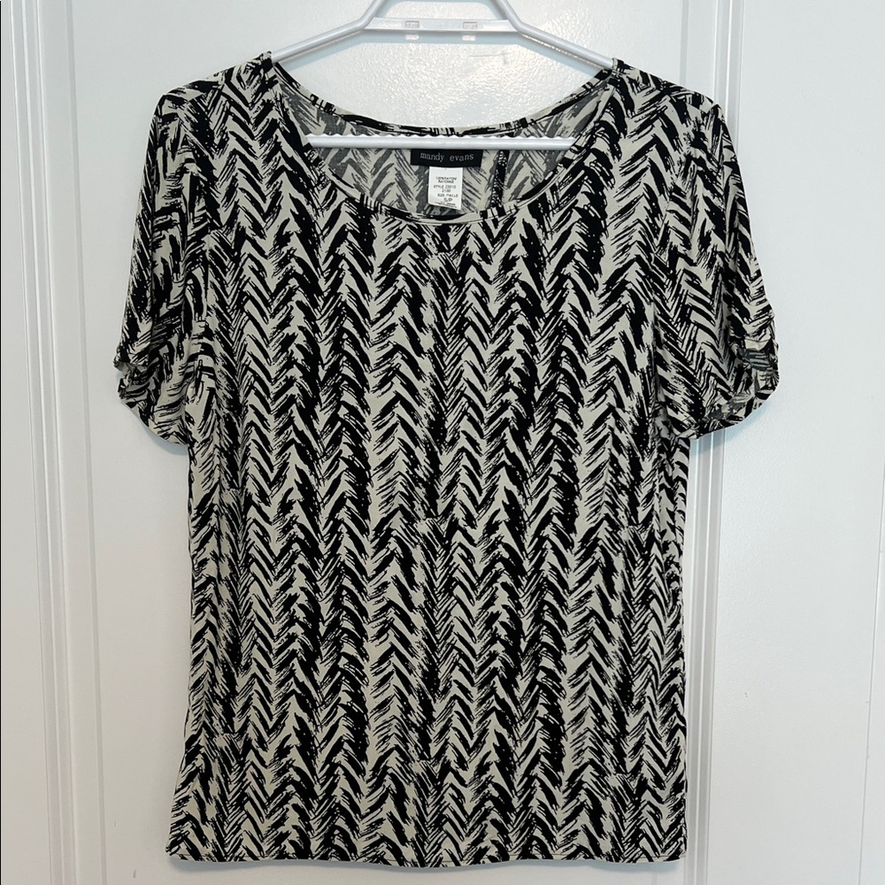 Stylish Black and Cream Chevron Short Sleeve Top